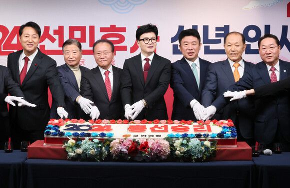 국민의힘 한동훈 비상대책위원장과 윤재옥 원내대표 등 참석자들이 1일 서울 여의도 중앙당사에서 열린 신년인사회에서 떡 케이크를 자르고 있다. 연합뉴스