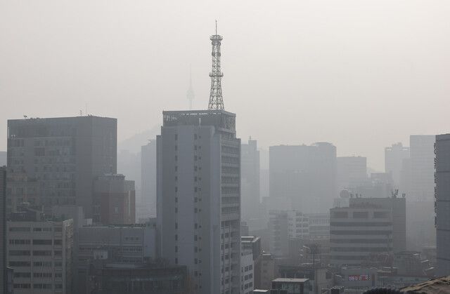 초미세먼지 농도가 나쁨 수준을 보인 지난 5일 오전 서울 시내가 뿌옇게 보이고 있다. 연합뉴스