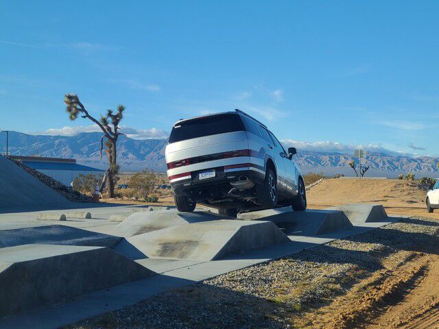 11일(현지시각) 오후 싼타페 한 대가 현대차·기아 미국 모하비주행시험장 경사진 도로 위 시험주행 중인 모습. 최우리 기자