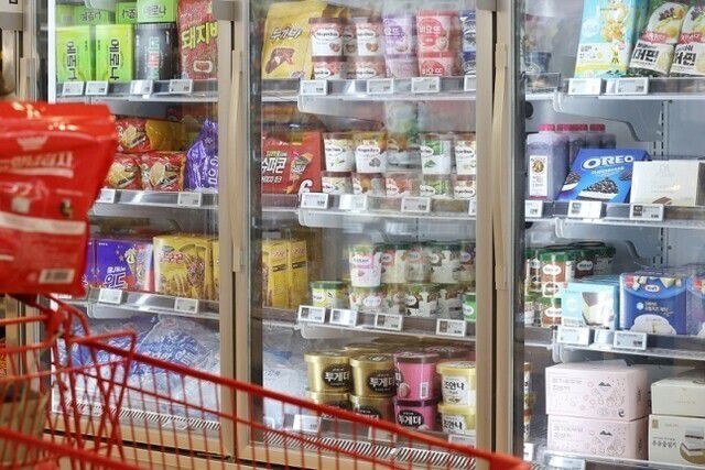 대형마트에서 유제품을 고르는 소비자의 모습. 연합뉴스