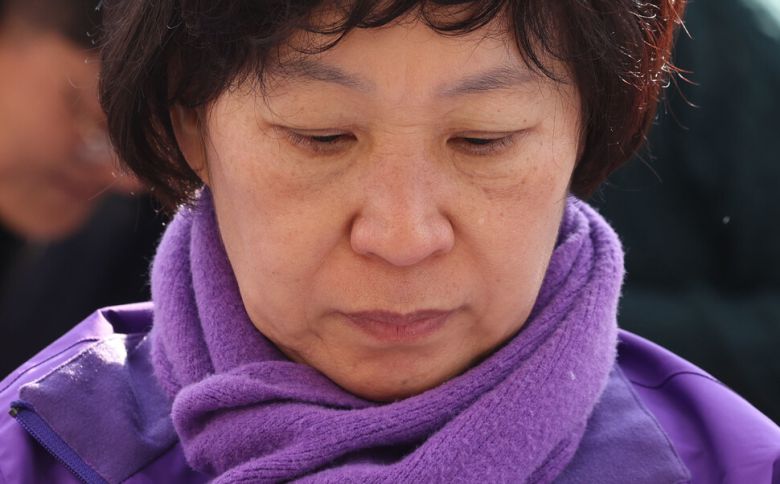 22일 오후 서울 중구 서울광장 10·29 이태원 참사 희생자 합동분향소 앞에서 진행된 10·29 이태원 참사 특별법 공포 촉구 15900배에서 한 유가족의 얼굴에 땀이 맺혀 있다. 백소아 기자