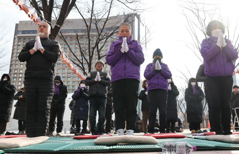 이태원참사 유가족과 시민대책회의, 시민들이 22일 오후 서울 중구 서울광장에 마련된 10·29 이태원 참사 희생자 합동분향소 앞에서 10·29 이태원 참사 특별법 공포 촉구 1만5900배를 하고 있다. 백소아 기자