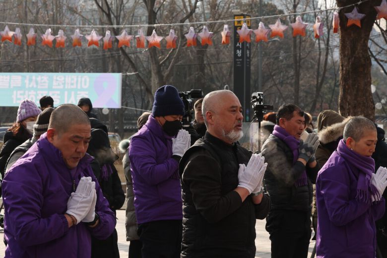 한낮 체감 온도 12도를 기록한 한파 속에서 참가자들이 하얀 입김을 뿜어내며 1만5900배를 하고 있다. 백소아 기자