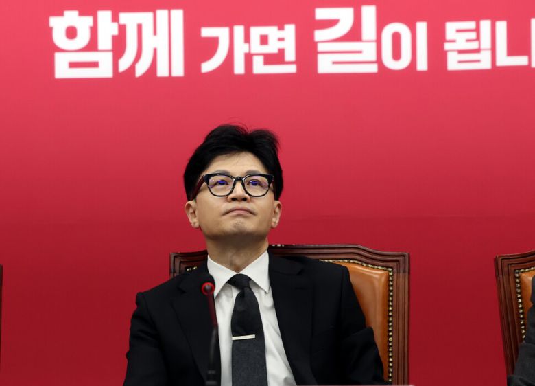 한동훈 국민의힘 비상대책위원장이 22일 오전 국회에서 열린 비대위 회의에서 참석자들의 발언을 듣고 있다. 대통령실은 21일 한 위원장에게 사퇴하라는 요구를 전달한 것으로 알려졌다. 김봉규 선임기자 bong9@hani.co.kr