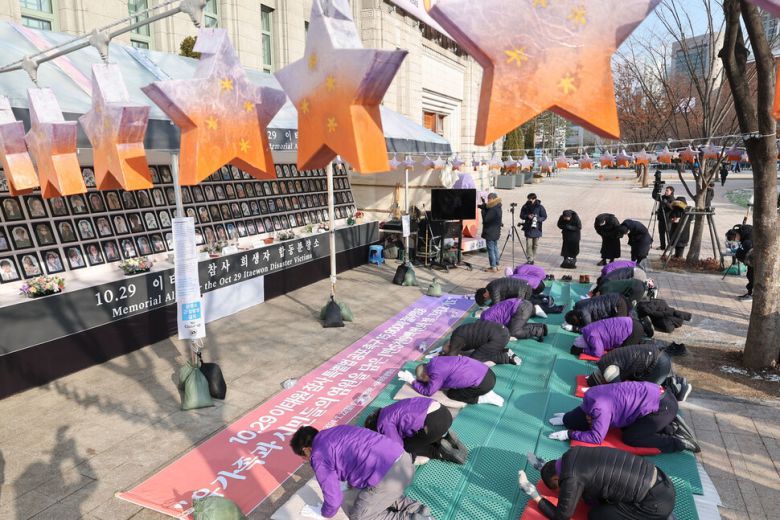 이태원 참사 유가족과 시민대책회의, 시민들이 22일 오후 서울 중구 서울광장에 마련된 10·29 이태원 참사 희생자 합동분향소 앞에서 10·29 이태원 참사 특별법 공포 촉구 1만5900배를 하고 있다. 백소아 기자