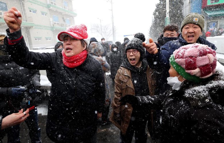 이곳에서 장사를 하고 있는 상인들이 23일 불이난 서천군 서천읍 군사리(충절로) 서천특화시장앞에서 윤석열 대통령이 자신들을 만나지 않고 떠나자 이에 항의하고 있다. 강창광 선임기자 chang@hani.co.kr