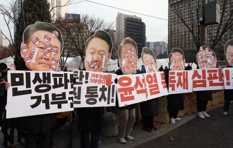 참석자들이 윤석열 대통령 거부권 행사를 비판하는 행위극을 하고 있다. 강창광 선임기자