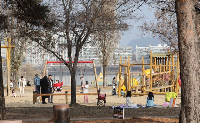 서울 여의도 한강시민공원 놀이터에 아이들이 북적이고 있다. 백소아 기자 thanks@hani.co.kr