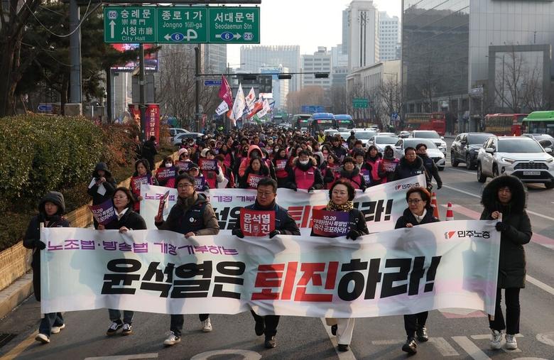 결의대회를 마치고 집회에 참석한 민주노총 조합원들이 펼침막을 들고 함께 행진하고 있다. 강창광 선임기자