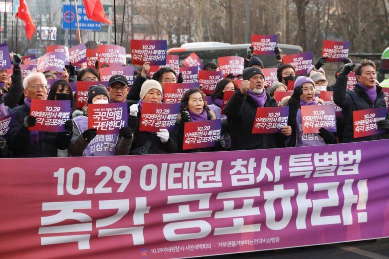 이태원 참사 유가족들이 특별법 공포를 촉구하고 있다. 강창광 선임기자