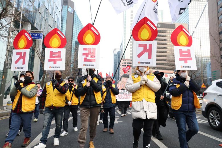 참석자들이 윤석열 대통령의 거부권 행사를 비판하는 손팻말을 들고 행진하고 있다. 강창광 선임기자