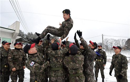 육군 병사들이 전역을 축하하고 있다. 국방일보 제공