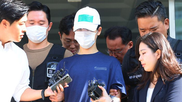 인천의 한 아파트 복도에서 출근하던 옛 연인을 살해한 혐의로 구속된 30대 남성 설아무개씨가 지난해 7월28일 인천 논현경찰서에서 검찰로 송치되고 있다. 연합뉴스