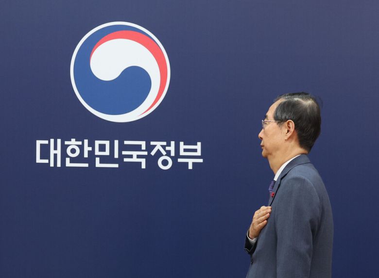 한덕수 국무총리가 15일 오전 정부서울청사에서 열린 국무회의에 참석해 국기에 대한 경례를 하고 있다. 백소아 기자