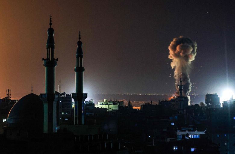 이스라엘과 팔레스타인 무장 단체 하마스 간의 전투가 계속되는 가운데 6일 가자지구 남부 라파흐에서 이스라엘의 포격으로 연기가 피어오르고 있다. AFP 연합뉴스