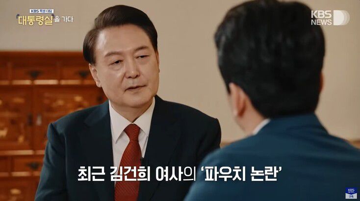 한국방송(KBS)은 지난 7일 방영된 ‘특별 대담 대통령실을 가다’에서 ‘김건희 여사 명품백 수수 논란’을 두 차례에 걸쳐 ‘파우치 논란’으로 명명하는 자막을 내보냈다. 한국방송 갈무리