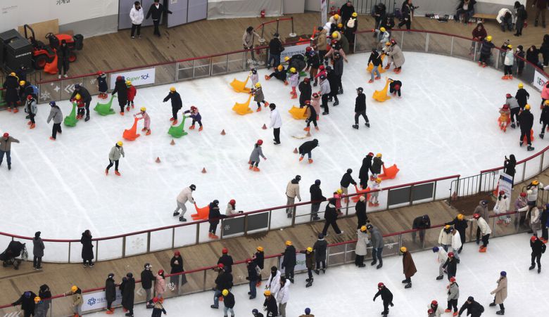 11일 오후 서울광장 스케이트장을 찾은 시민과 국내외 관광객들이 스케이트를 즐기고 있다. 지난 12월 22일 개장한 서울광장 스케이트장은 오는 12일 오후 6시30분까지 운영하고 문을 닫는다. 연합뉴스