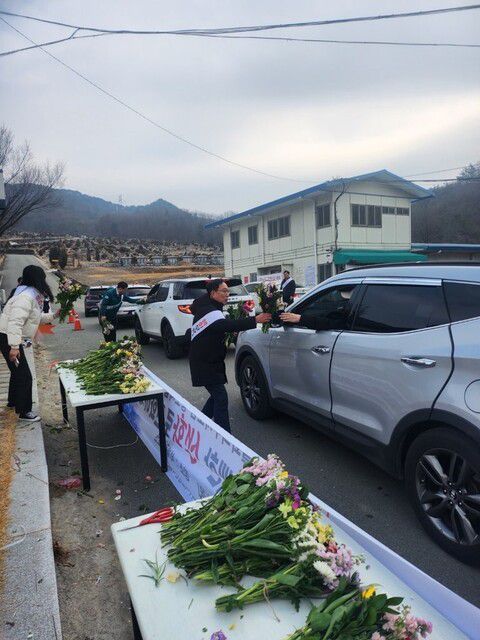 경남도는 지난 9~12일 한국화훼자조금협의회와 함께 도내 7개 시군 9곳 공원묘원에서 생화 5000묶음을 참배객들에게 건넸다. 경남도 제공