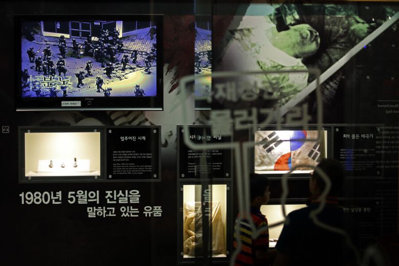 지난달 30일 광주광역시 국립 5·18민주묘지 내 5·18추모관에서 한 관람객이 사진과 유품들을 보고 있다. 이정용 선임기자