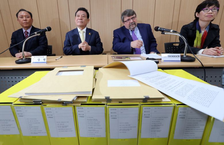 2017년 4월 미국 언론인 팀 셔록(오른쪽 둘째)이 광주 5·18민주화운동기록관에서 윤장현 당시 광주시장(왼쪽 둘째)과 함께 기자회견을 열어 자신이 입수해 광주에 기증한 미국의 비밀해제 문서를 설명하고 있다. 연합뉴스