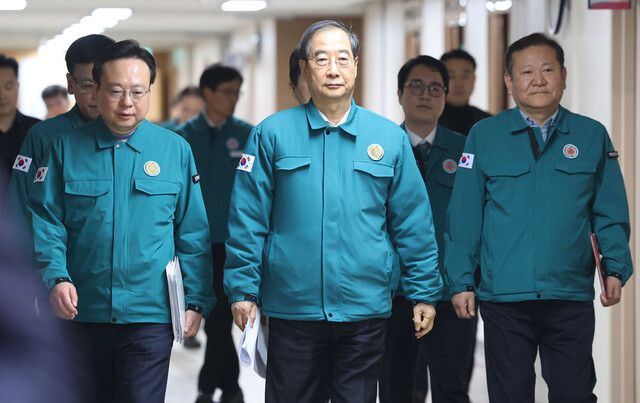 한덕수 국무총리(앞줄 가운데)와 조규홍 보건복지부 장관(왼쪽)이 18일 오후 서울 종로구 정부서울청사에서 의사집단행동 관련 대국민 담화를 발표하기 위해 이동하고 있다. 백소아 기자 thanks@hani.co.kr