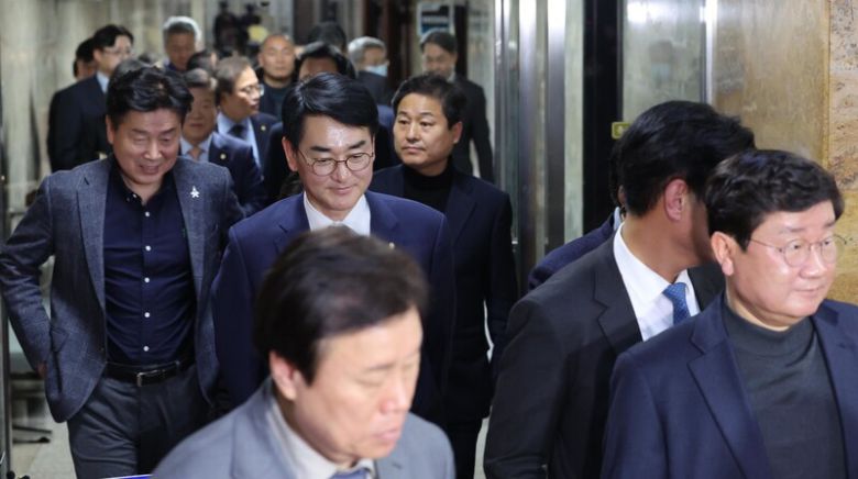 ‘의정활동 평가 하위 10%’ 통보를 받은 박용진 의원(둘째 줄 가운데) 등이 21일 오후 서울 여의도 국회에서 열린 더불어민주당 비공개 의원총회를 마친 뒤 걸어 나오고 있다. 김봉규 선임기자 bong9@hani.co.kr