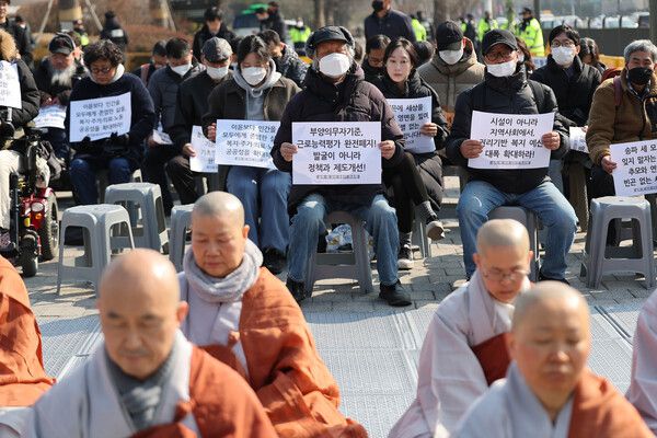 2023년 2월24일 오전 서울 용산구 대통령 집무실 인근에서 송파 세 모녀 9주기 추모제가 열리고 있다. 연합뉴스