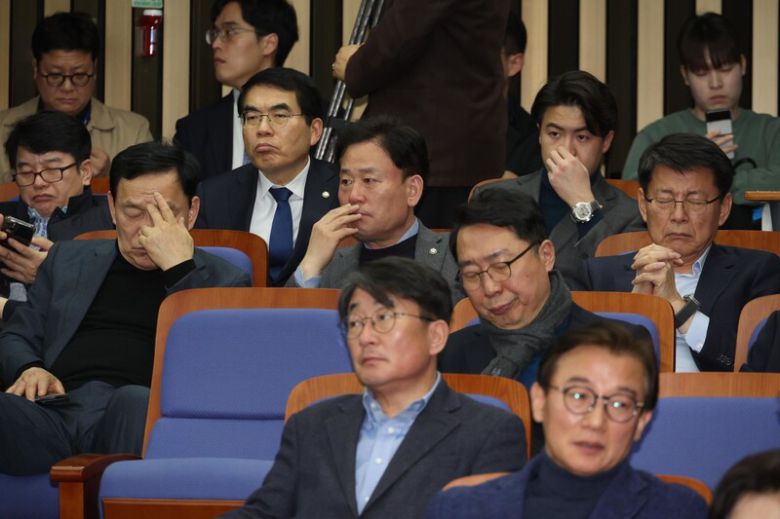 더불어민주당 현역 의원 평가 하위 20%에 포함된 송갑석 의원(앞에서 넷째 줄 가운데)과 하위 10%를 통보받은 윤영찬 의원(앞에서 셋째 줄) 등이 27일 서울 여의도 국회에서 열린 의원총회에 참석해 굳은 표정을 짓고 있다. 강창광 선임기자 chang@hani.co.kr