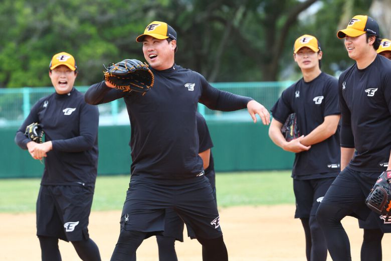 한화 이글스 류현진이 25일 일본 오키나와현 고친다 구장에서 열린 팀 2차 스프링캠프에서 밝은 표정으로 후배들과 함께 수비 훈련을 하고 있다. 오키나와/연합뉴스