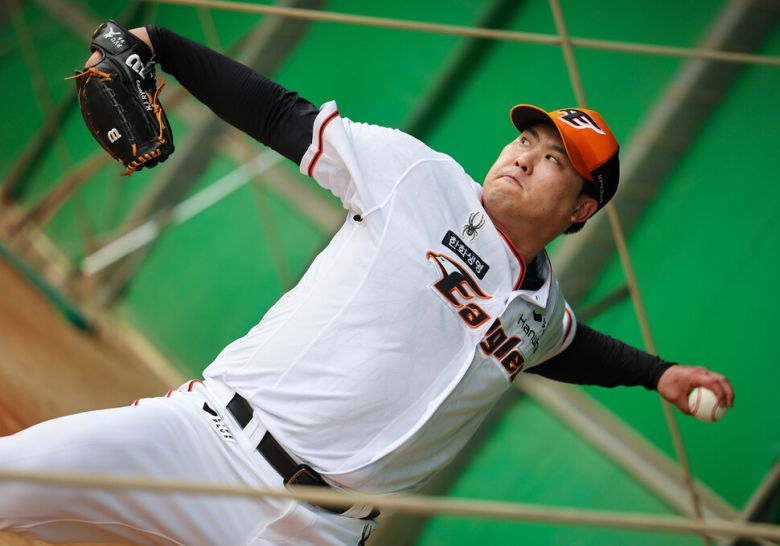 한화 이글스 류현진이 23일 일본 오키나와현 고친다구장에서 열린 한화 이글스 2차 스프링캠프 훈련에서 불펜 피칭을 하고 있다. 오키나와/연합뉴스