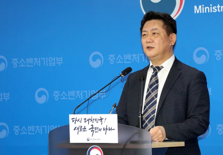 최원영 중소벤처기업부 글로벌성장정책관이 지난 23일 오전 정부세종청사에서 소상공인 대출금 상환 부담을 낮춰주는 대환대출을 26일 16시부터 신청받는다고 밝히고 있다. 중소벤처기업부는 저금리 장기 분할 상환 조건의 정책자금으로 대환해주는 ‘소상공인 대환대출’을 올해 5천억원 규모로 신설했다. 연합뉴스