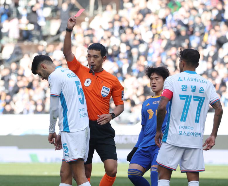 포항 조나단 아스프로가 1일 울산 문수축구경기장에서 열린 프로축구 하나은행 K리그1 2024 울산HD와 경기에서 레드카드를 받고 퇴장 당하고 있다. 연합뉴스