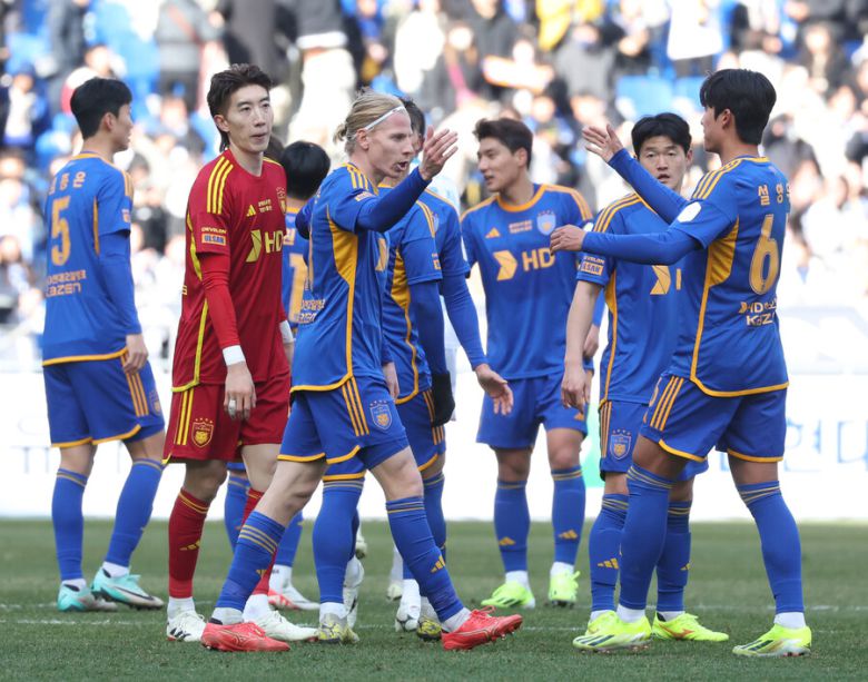 울산HD 선수들이 1일 울산 문수축구경기장에서 열린 프로축구 하나은행 K리그1 2024 포항 스틸러스와 경기에서 승리한 뒤 서로 격려하고 있다. 연합뉴스.