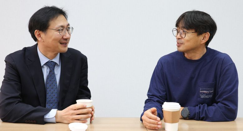 2월28일 한겨레와 만나 인터뷰하고 있는 법무법인 원곡 최정규 대표변호사(왼쪽)와 원곡 내 파이팅 챈스 공익법률지원센터 변상철 소장. 김정효 기자 hyopd@hani.co.kr