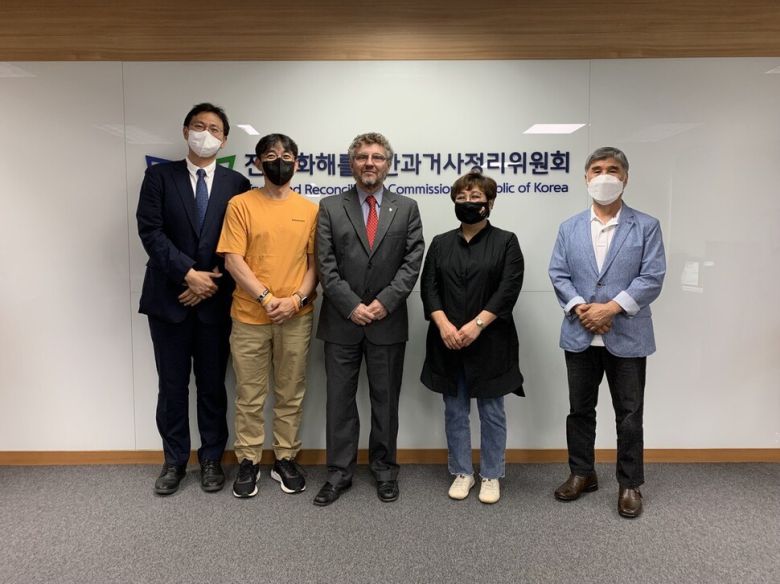 지난해 여름 한국에 온 파비안 살비올리 유엔 진실·정의·배상·재발방지 특별보고관과 함께. 왼쪽부터 최정규 변호사, 변상철 소장, 파비안 살비올리 특별보고관, 납북귀환어부 피해 유족 이영란씨, 김춘삼 대표 동해안 납북귀환어부 진실규명 시민모임 대표.