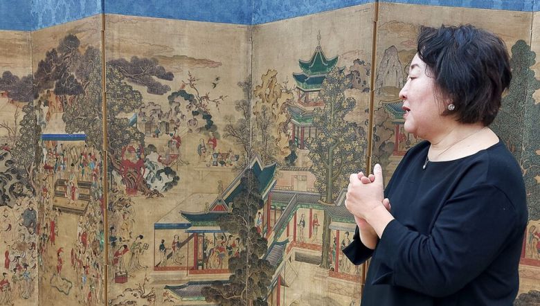 박지선 정재문화재보존연구소장이 11일 오전 연구소에서 공개된 병풍 앞에 서서 복원 과정에 대해 설명하고 있다. 노형석 기자