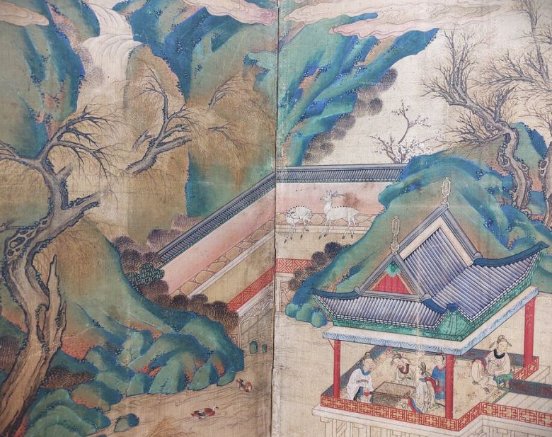 병풍 그림 왼쪽 상단에 청록빛으로 산과 계곡, 폭포를 묘사한 부분. 산세를 필선으로 그리지 않고 청록안료의 농도를 조절해 빚어낸 다채로운 색면의 층위로 절묘하게 표현했다. 당대 최고수준의 실력을 지닌 궁중화원의 솜씨라는 것을 단적으로 보여준다. 노형석 기자