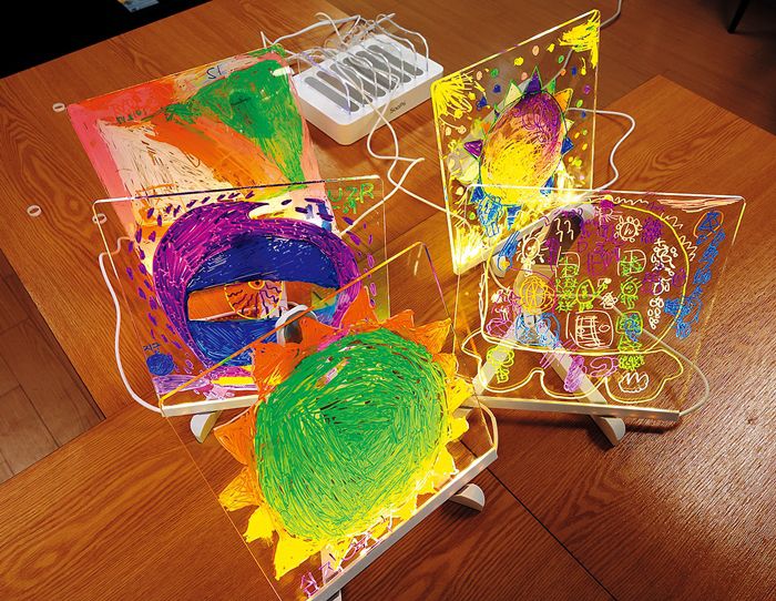 학생들은 낯선 헤드셋을 쓰기 전 정서적 이완을 위해 ‘그림무드등’을 만들었다. 함께 모여 더 밝은 빛을 내는 무드등은 아이들에게 ‘함께하는 것’의 가치를 전달해준다.