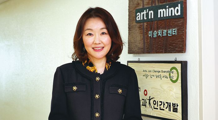 김현진 ‘사단법인 예술과 인간개발’ 상임이사가 강남구 논현동 사무실 앞에서 힐링아트테크에 대해 설명하고 있다. 예술치료학 박사인 김 상임이사는 미술치료 전문기관인 ‘아트앤마인드’도 함께 운영하고 있다.