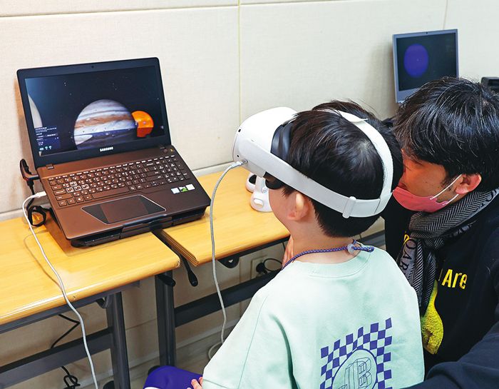 예술과 인간개발 관계자가 학생에게 프로그램에 대해 설명하고 있다.