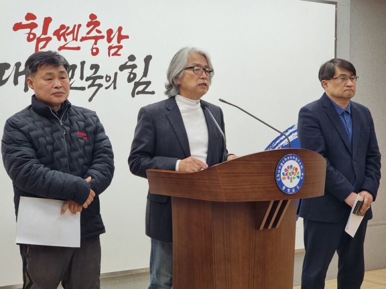 이상선 충남참여자치지역운동연대 공동대표가 26일 충남도청에서 열린 기자회견에서 “성희롱·갑질 논란의 충남연구원장 후보에 대한 임명동의안 재상정 시도를 당장 멈추라”로 촉구하고 있다. 충남시민사회단체연대회의 제공