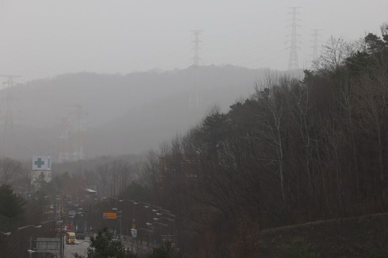 수도권에 황사위기경보가 내린 29일 경기도 의정부시 일대가 뿌옇다. 연합뉴스