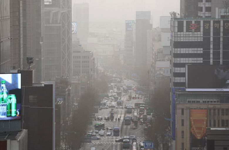 중부지방 미세먼지 농도가 매우 나쁨 수준을 보이는 29일 오전 서울 종로 시내가 뿌옇게 보인다. 연합뉴스