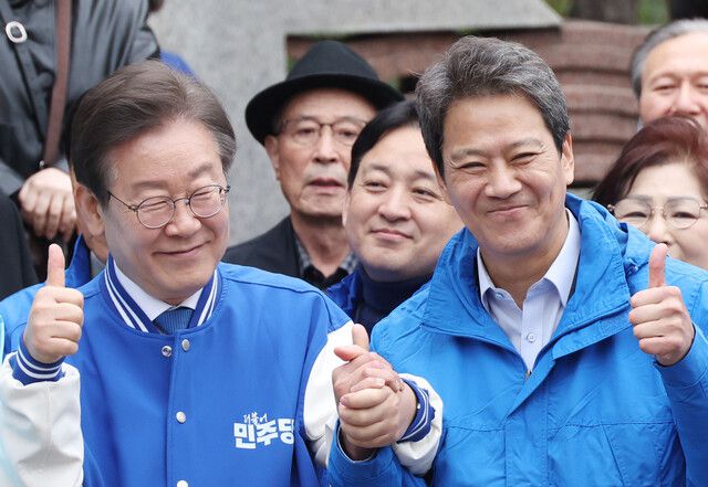 더불어민주당 이재명 대표(왼쪽)와 임종석 전 대통령 비서실장이 지난 3월28일 서울 왕십리역 광장에서 중·성동 갑과 을에 각각 출마하는 전현희 후보와 박성준 후보 지원 유세를 하고 있다. 연합뉴스