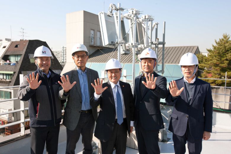 2018년 11월20일, 당시 과학기술정보통신부 장관과 이동통신 3사 네트워크담당 대표들이 5세대(5G) 기지국 건설 현장에서 ‘세계 최초 5G 상용화’ 구호를 외치고 있다. 과학기술정보통신부 제공