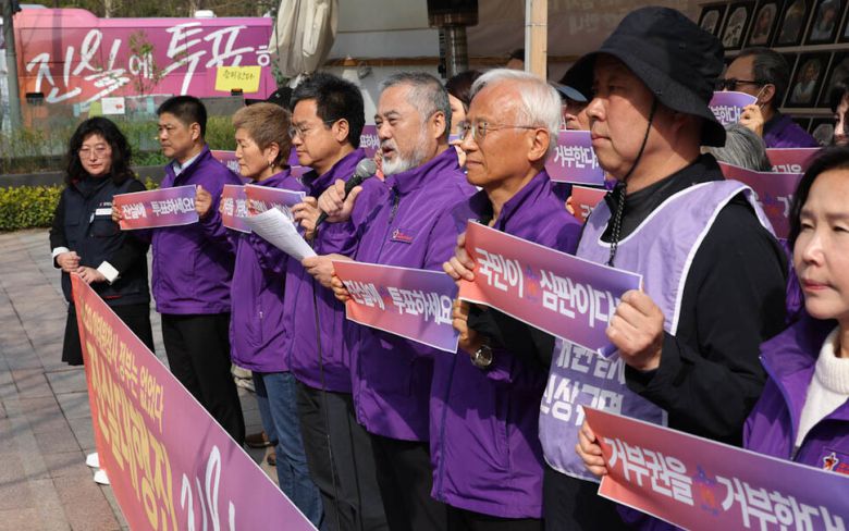 ‘이태원 참사’ 유가족들이 4일 오전 서울 중구 서울광장 ‘10.29 이태원 참사 희생자 합동분향소’ 앞에서 참사를 기억하고 진상규명과 안전사회를 만들기 위해 소중한 한 표의 권리를 행사해 줄 것을 호소하고 있다. 김정효 기자