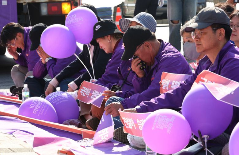 10·29 이태원 참사 유가족과 시민대책회의가 제22대 국회의원선거를 하루 앞둔 9일 오후 서울 용산구 이태원역 1번 출구 앞에서 출발해 서울광장에 마련된 이태원참사 합동분향소를 향해 행진하던 중 원효로다목적체육관 앞에서 추모제를 하고 있다. 공연을 보던 유가족들이 눈물을 흘리고 있다. 원효로다목적체육관은 이태원참사 당시 수습된 시신들이 안치됐던 장소다. 백소아 기자