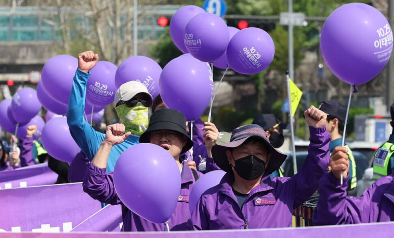 10·29 이태원 참사 유가족과 시민대책회의가 제22대 국회의원선거를 하루 앞둔 9일 오후 서울 용산구 이태원역 1번 출구 앞에서 출발해 서울광장에 마련된 이태원참사 합동분향소를 향해 행진하고 있다. 백소아 기자