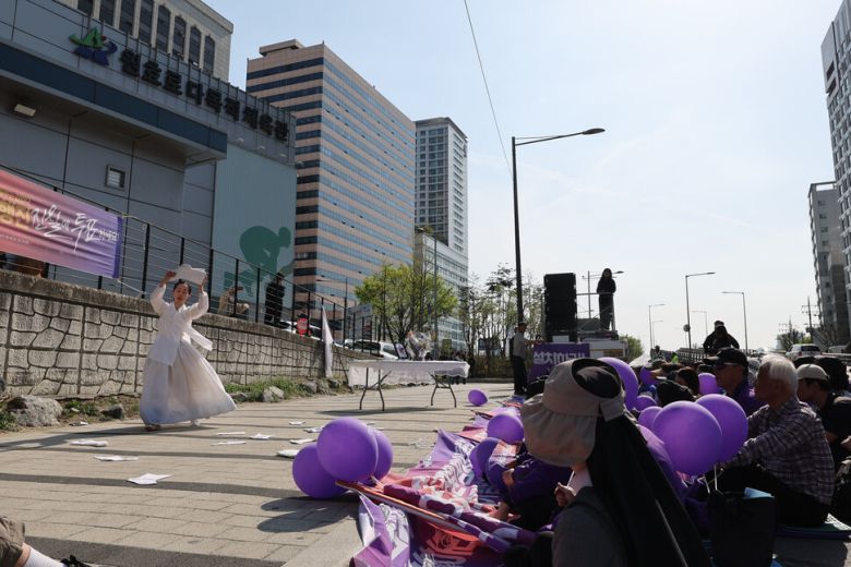 10·29 이태원 참사 유가족과 시민대책회의가 제22대 국회의원선거를 하루 앞둔 9일 오후 서울 용산구 이태원역 1번 출구 앞에서 출발해 서울광장에 마련된 이태원참사 합동분향소를 향해 행진하던 도중 원효로다목적체육관 앞에서 추모제를 하고 있다. 원효로다목적체육관은 이태원참사 당시 수습된 시신들이 안치됐던 장소다. 백소아 기자