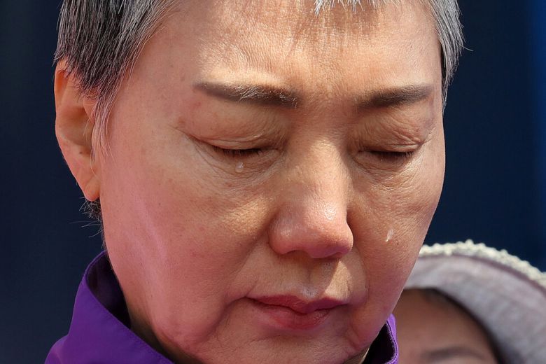 “진실에 투표하세요” 진실대행진 기자회견에 참석한 한 유가족이 눈물을 흘리고 있다. 김영원 기자